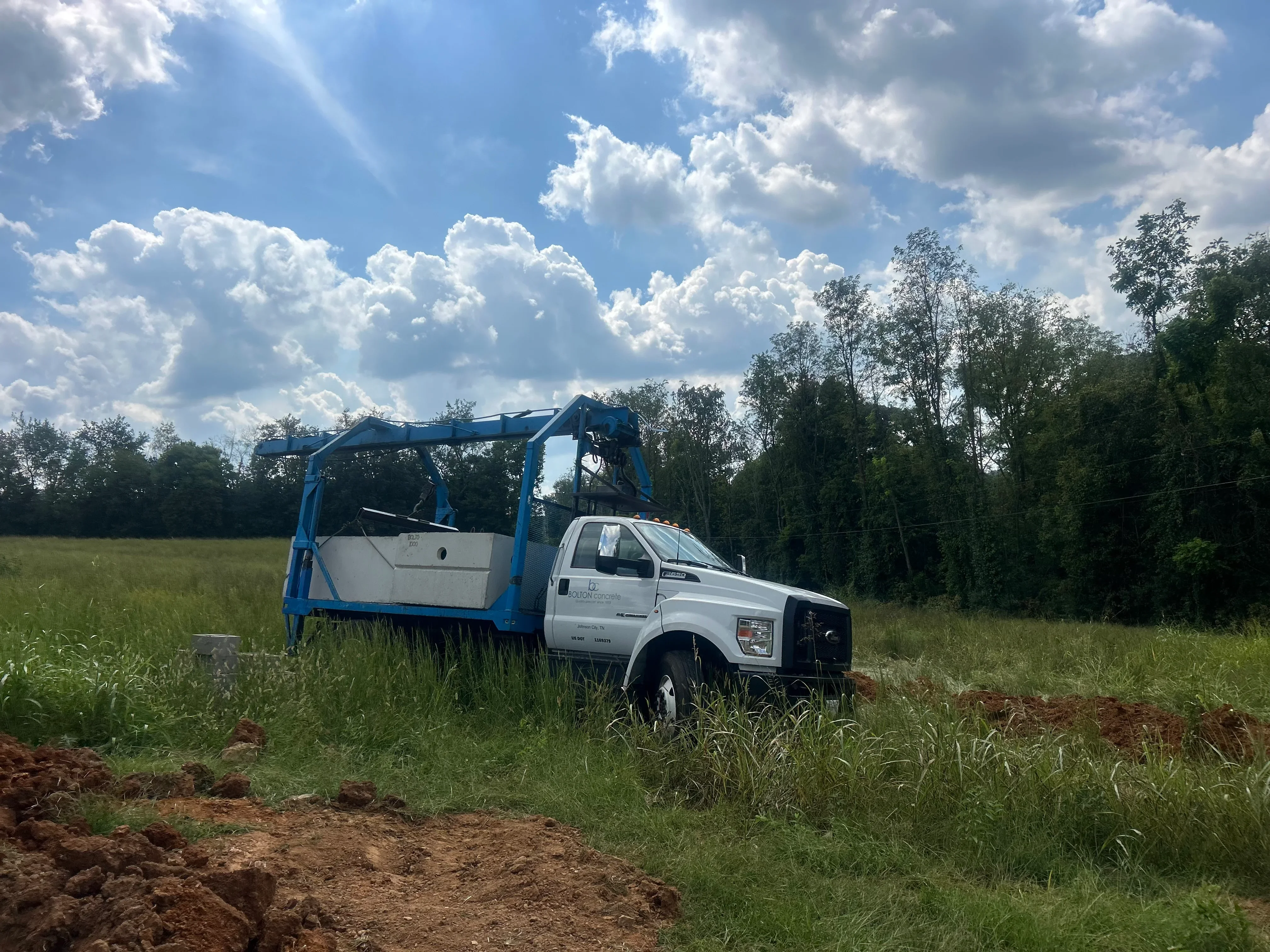 White service truck with blue vacuum pumping apparatus for septic tank extraction and maintenance
